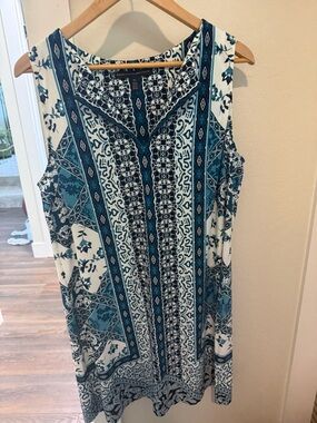 White House Black Market Teal and Navy Geometric Print Sleeveless Tunic